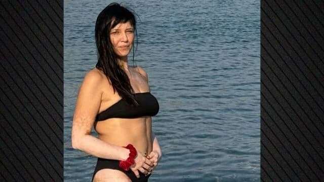 Athenaïs Nega posiert unretuschiert am Strand