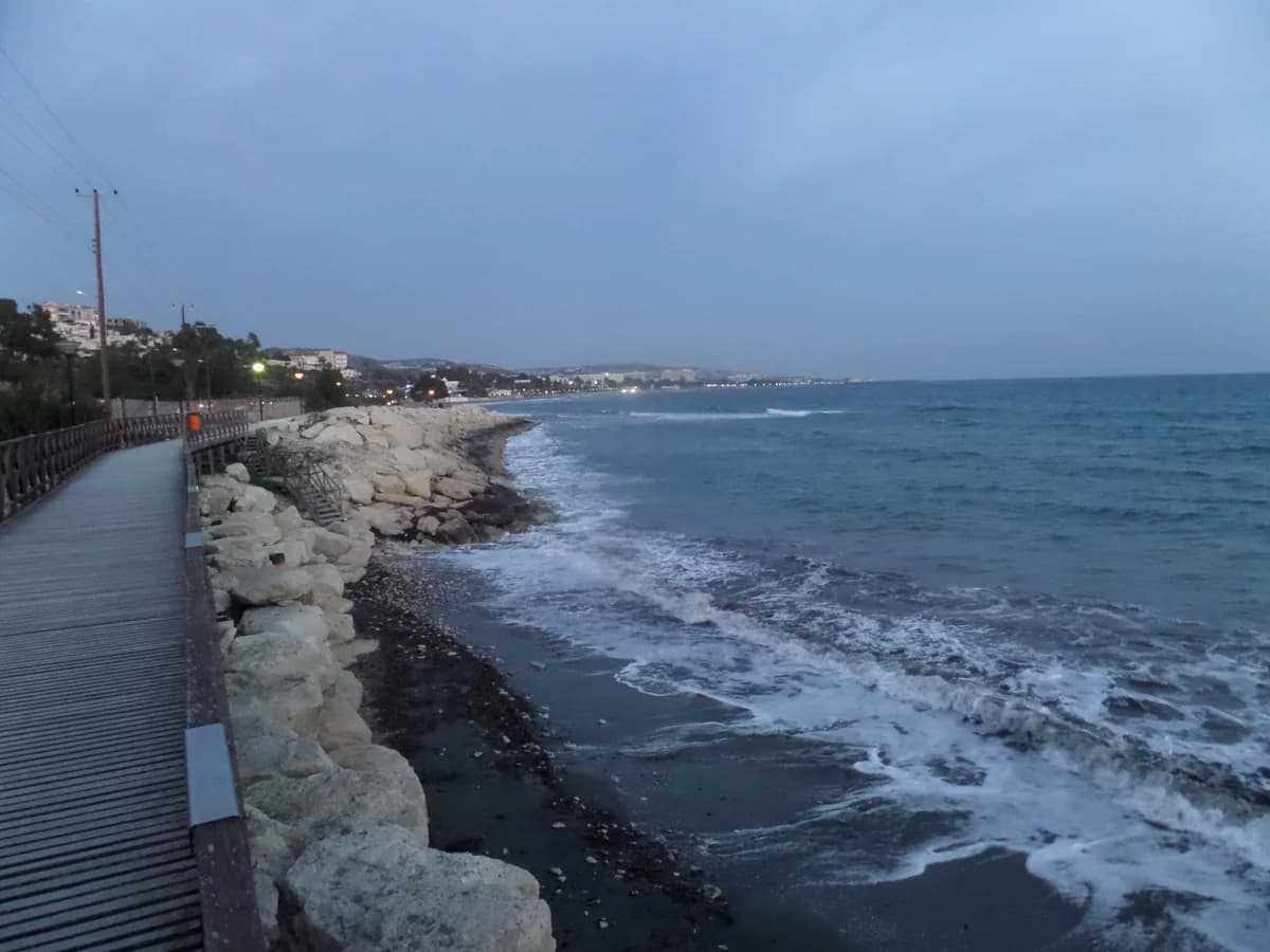 אזהרת שחייה בחוף אגיה ורברה באגיוס טיכונס