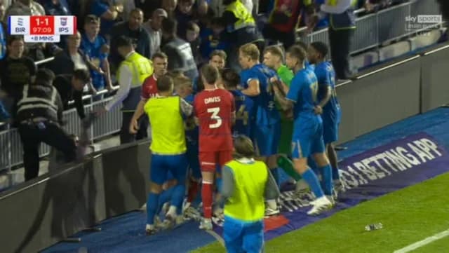 Schlägerei im Birmingham-Ipswich-Spiel: Spieler geraten aneinander, Fan stürmt Platz