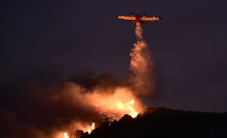 Keratea: Heroicas descargas nocturnas de agua por Canadair en incendio