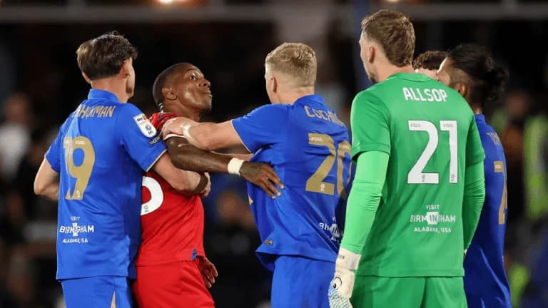 Chaos in Birmingham – Ipswich: Spieler prügeln sich, Fan stürmt Spielfeld