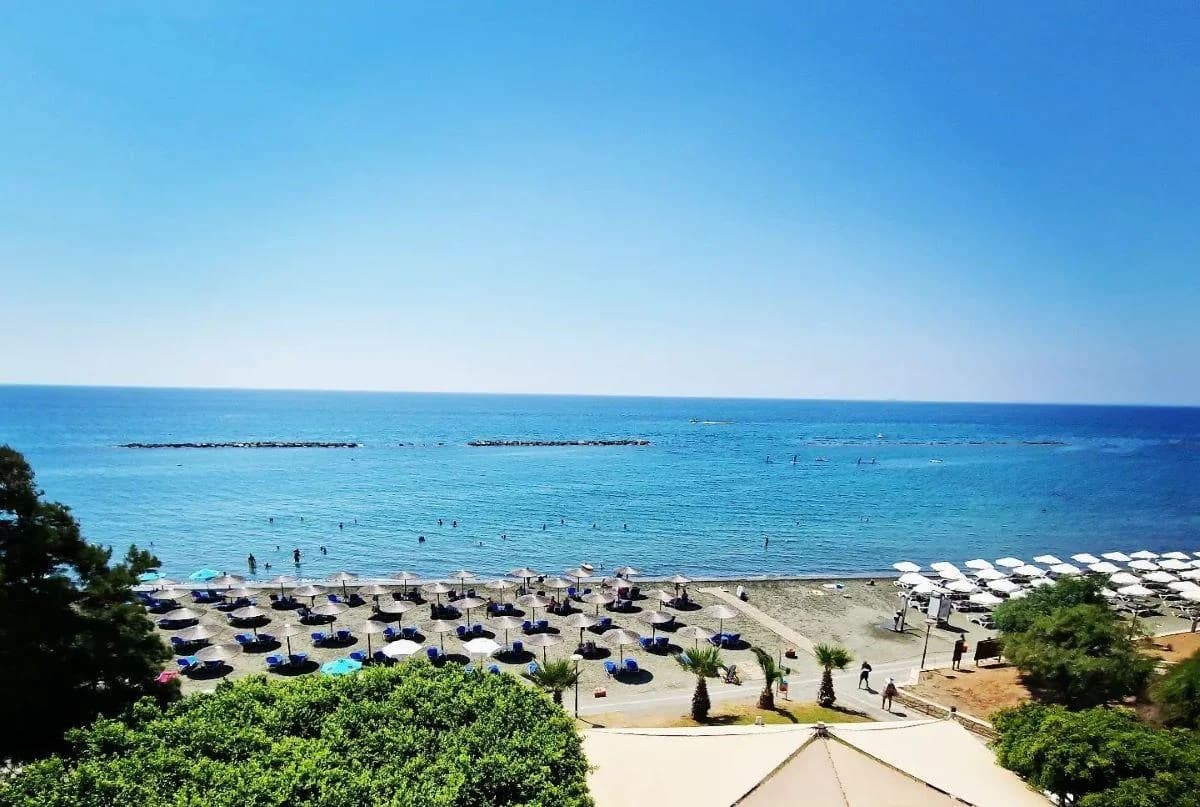 Υψηλό μικροβιολογικό φορτίο στην παραλία Αγίας Βαρβάρας στον Άγιο Τύχωνα
