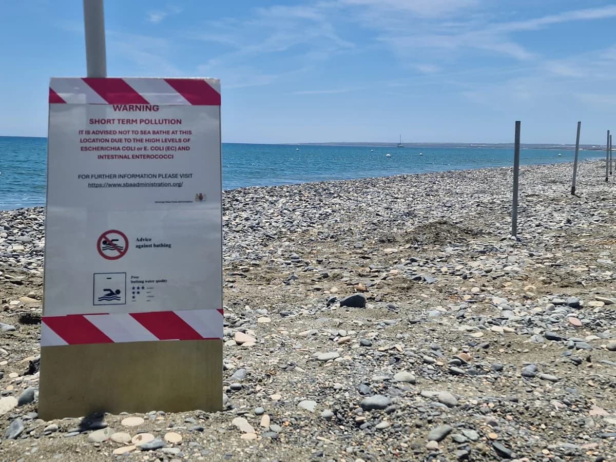 Υψηλό μικροβιολογικό φορτίο στην παραλία Αγίου Τύχωνα – Σύσταση για αποφυγή κολύμβησης