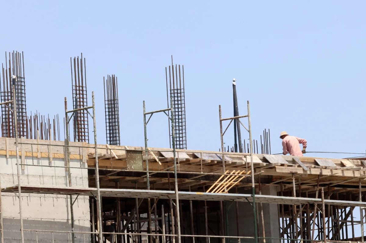 Ola de calor: Obreros de la construcción trabajan a 43°C pese a la orden