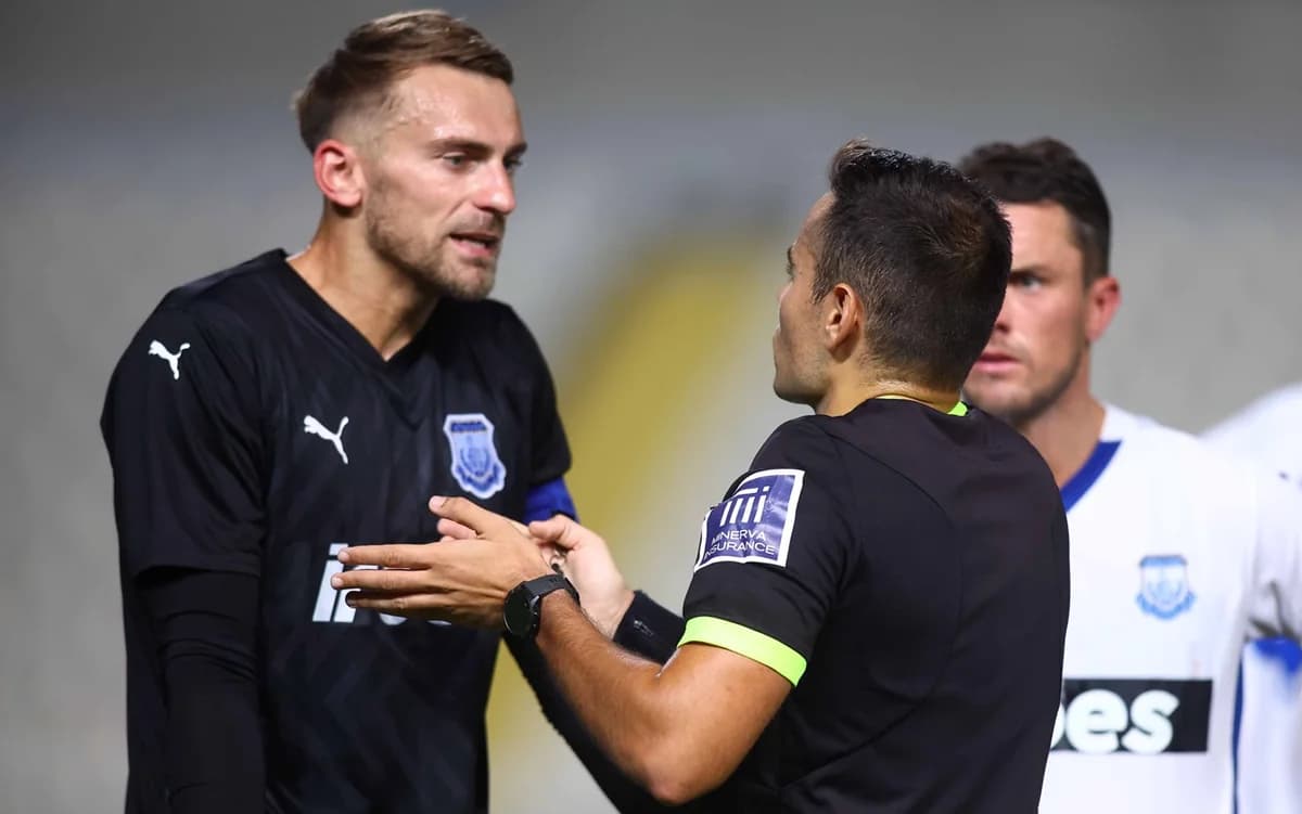 APOEL-阿波罗友谊赛中备受争议的裁判判罚