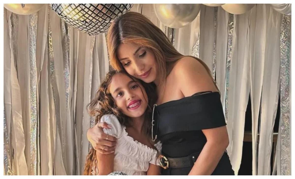 Stella Savva: Strandmomente mit Tochter in Latchi (Foto)