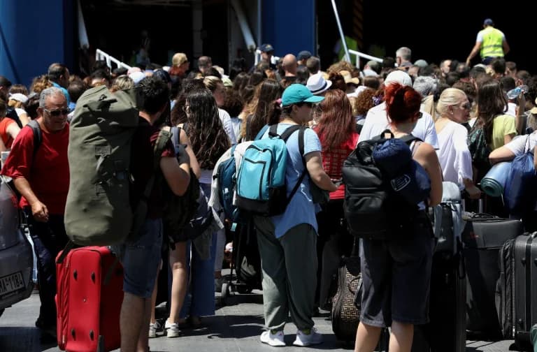 יציאת אוגוסט: מעבורות יוצאות מהנמלים בתפוסה מלאה
