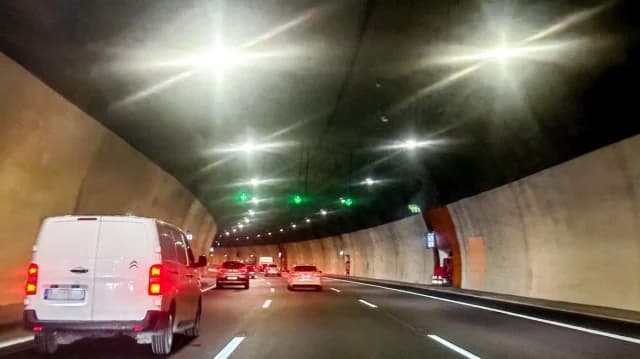 Fahrzeugbrand auf der Autobahn Athen-Korinth: Verkehrsbehinderung