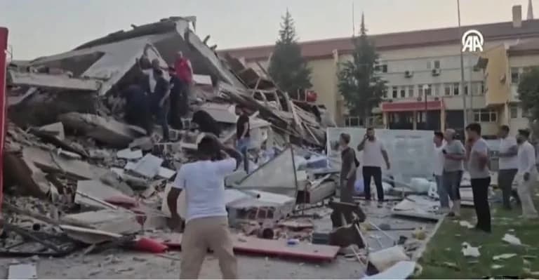 Ισχυρός σεισμός 6.1 Ρίχτερ στην Τουρκία – Κατέρρευσαν κτίρια