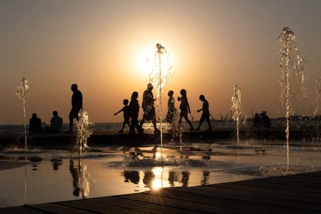Καιρός: Ισχυροί άνεμοι και υψηλές θερμοκρασίες έως την Τρίτη