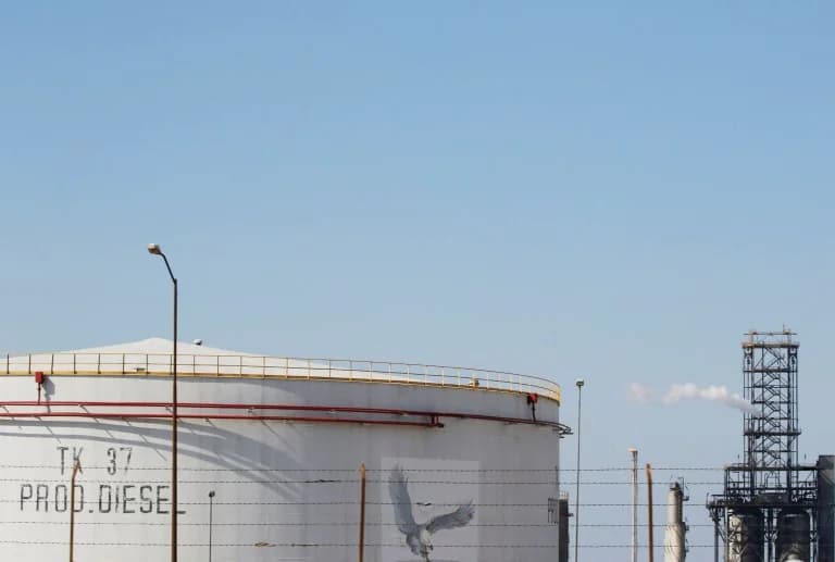 Caída del precio del petróleo por aranceles y guerra en Ucrania