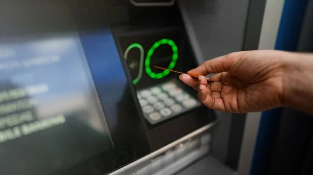 Δωρεάν αναλήψεις από ΑΤΜ: Νέο πλαφόν στις χρεώσεις