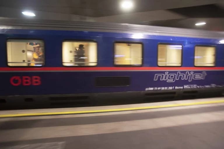 אוסטריה: גבר שרד לאחר שנתלה על רכבת מהירה