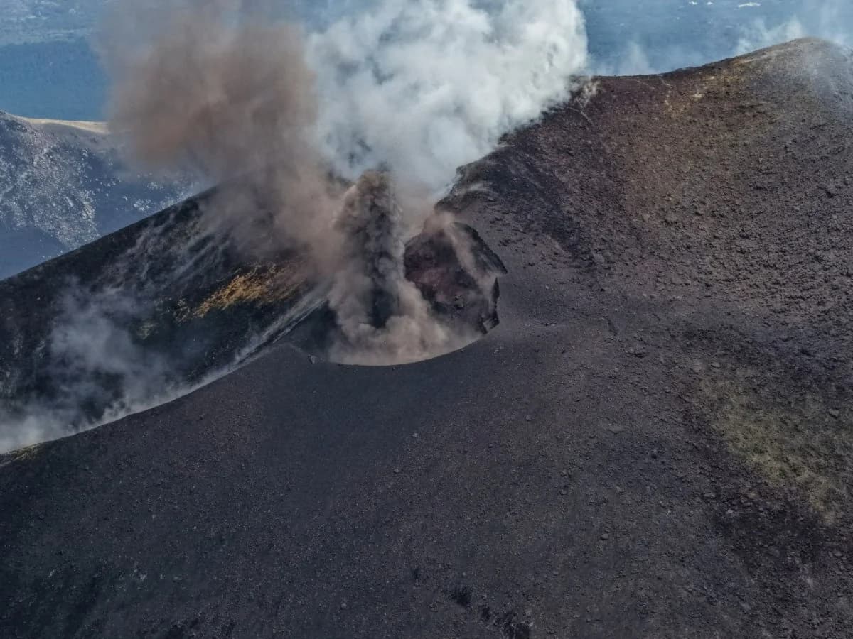 Erupción del Etna: Imágenes Espectaculares y Alerta Naranja