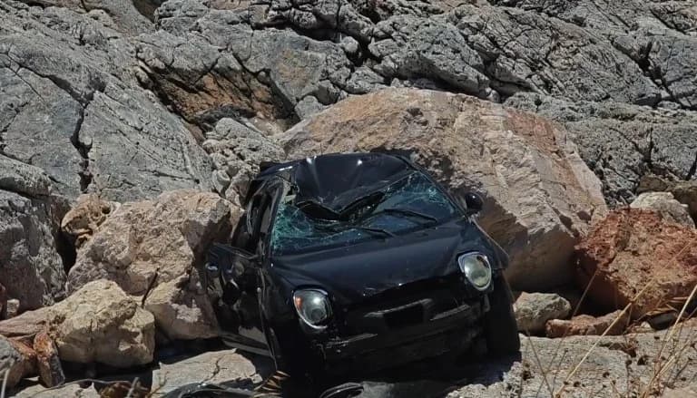 Athen – Sounion: Auto stürzt in Schlucht – Fahrerin schwer verletzt