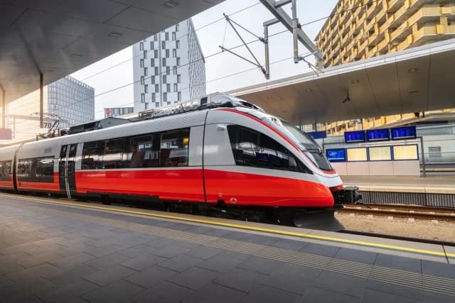 אוסטריה: גבר שרד כשהוא נאחז ברכבת מהירה