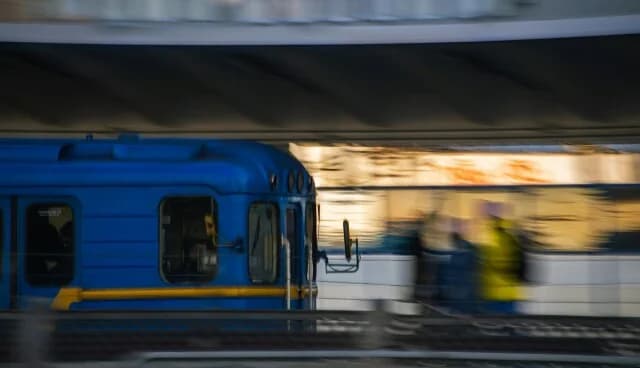Unglaublich in Österreich: Mann hängt sich zum Rauchen an fahrenden Zug