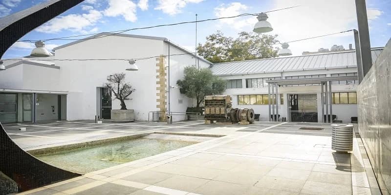 Η «Παλιά Ηλεκτρική» στην Πάφο Ανοίγει για Φιλοξενία λόγω Καύσωνα
