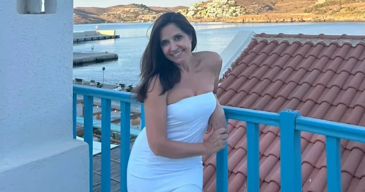 Βάσω Γουλιελμάκη: Κομψότητα με λευκές καλοκαιρινές εμφανίσεις στην Κέα