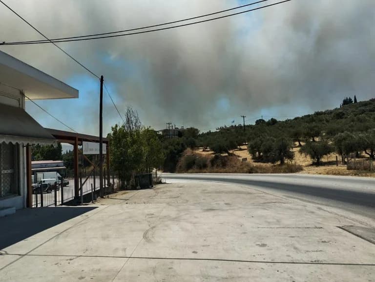Evacúan fábricas en la zona industrial de Patras debido a un incendio