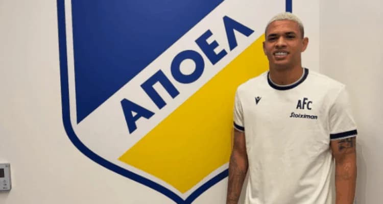 Rosa poses with Petridis and Almeida after joining APOEL