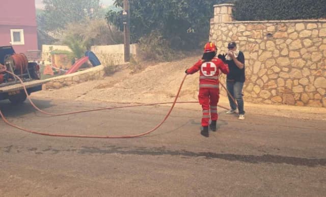 Cruz Roja Helénica responde al incendio forestal de Zakynthos