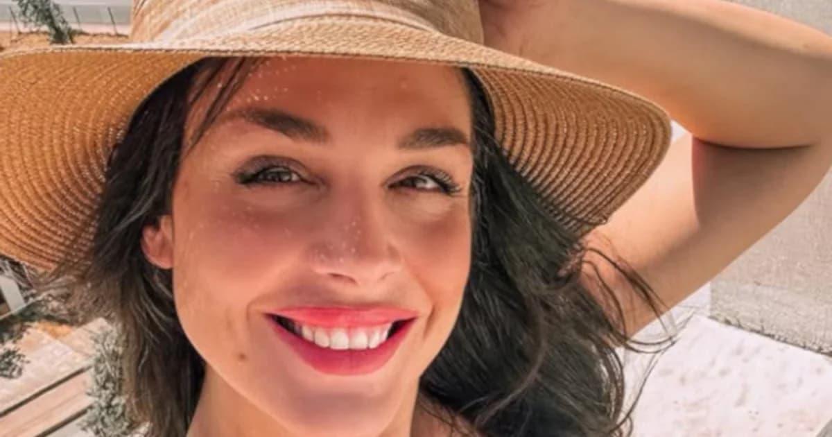 Ioanna Triantafyllidou: Stilvoller Auftritt in schwarzem Top und beiger Hose