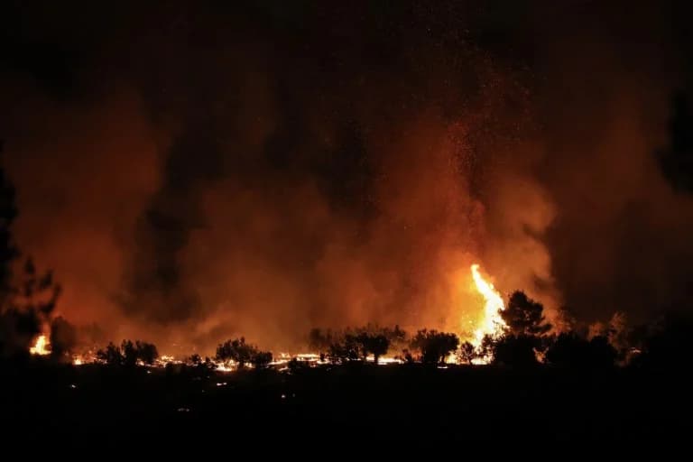 Feuer in Stamna: Kampf um die Rettung von Häusern