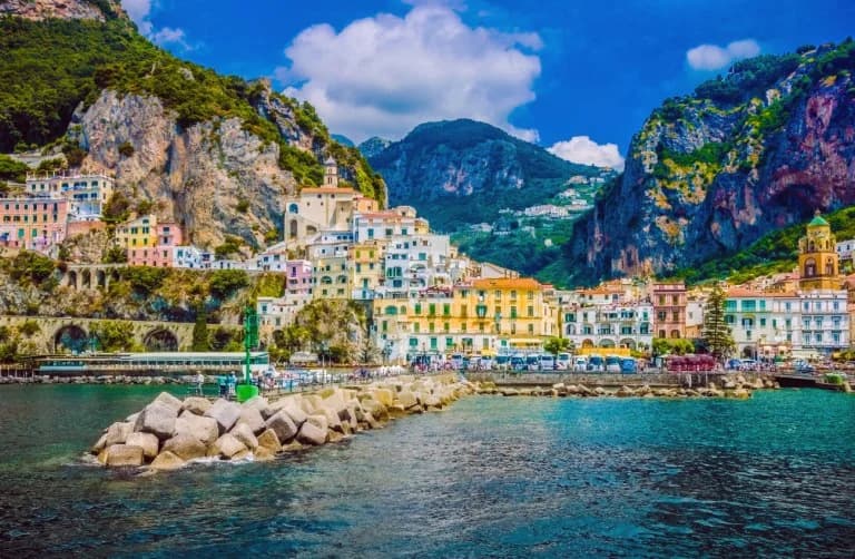Meloni vs Opposition Over Tourism Season: High Prices and Low Wages