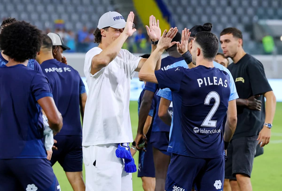 Zypern: Kostas Pileas feiert mit David Luiz!
