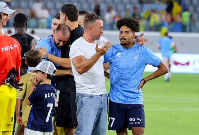 S. Lomakin celebra con el equipo del Pafos FC tras la clasificación
