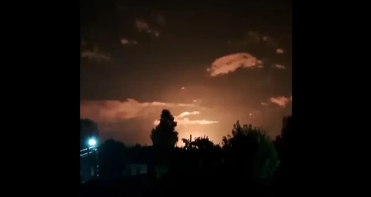 רוסיה: כלי טיס אוקראיני גרם לשריפה בבית זיקוק לנפט