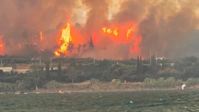 Λιμενικό: Απεγκλωβισμός 76 ατόμων από τις πυρκαγιές σε Πάτρα και Χίο