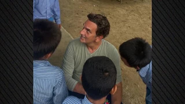 Nikos Psarras und Elena Karakouli besuchen Schule in Nepal