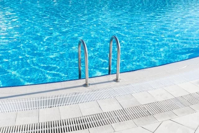 Creta: Arrestos tras denuncia de turista defecando en piscina de hotel