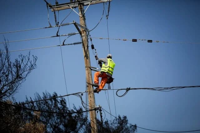 ΔΕΔΔΗΕ: Εντατικές προσπάθειες για αποκατάσταση ηλεκτροδότησης μετά τις πυρκαγιές