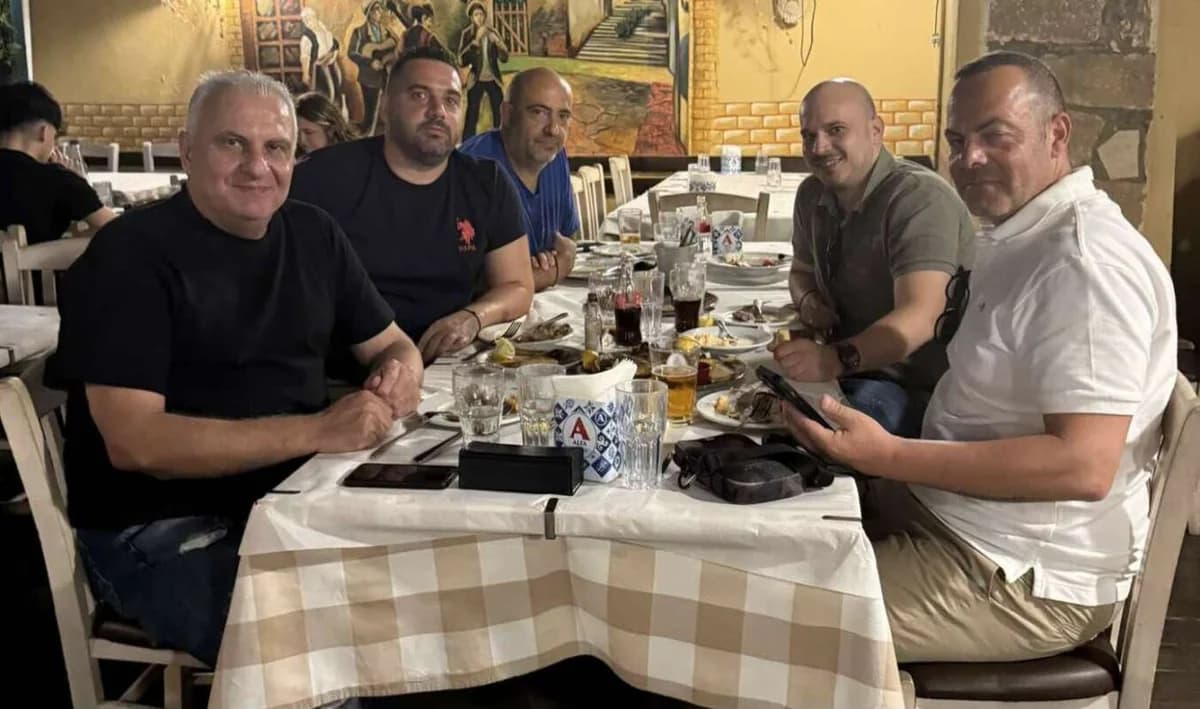 Aris Hosts Dinner in Athens for Journalists