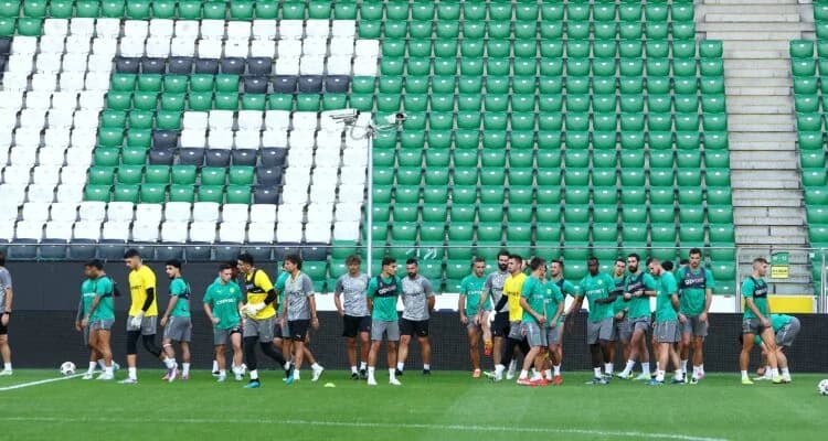 照片报道：AEK在波兰对阵莱吉亚比赛前的最后一次训练