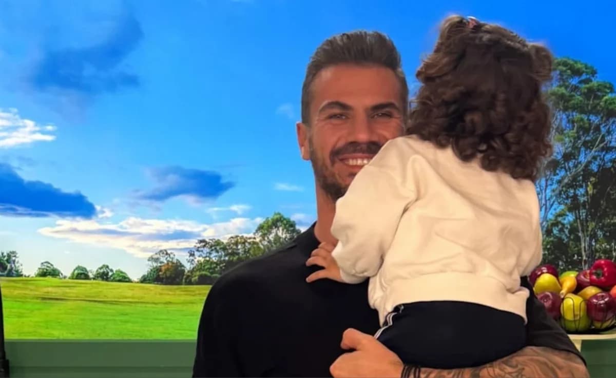 Akis Petretzikis: Humorous video with his daughter on the beach