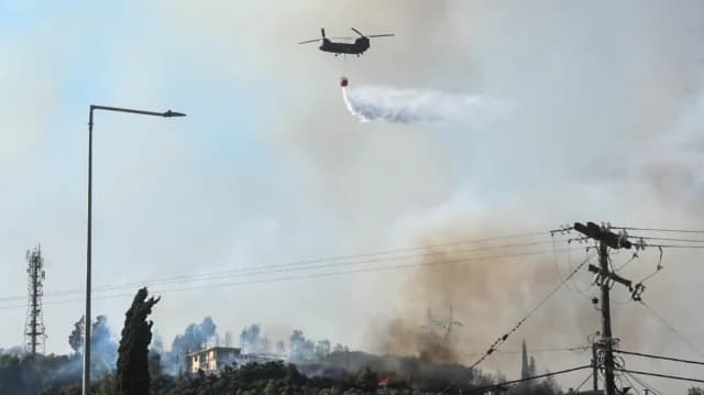 Целевые сбросы воды вертолетами Chinook в Ахайе во время пожаров