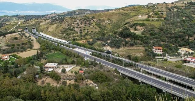 帕特雷环城公路因火灾受损 - 交通管制生效
