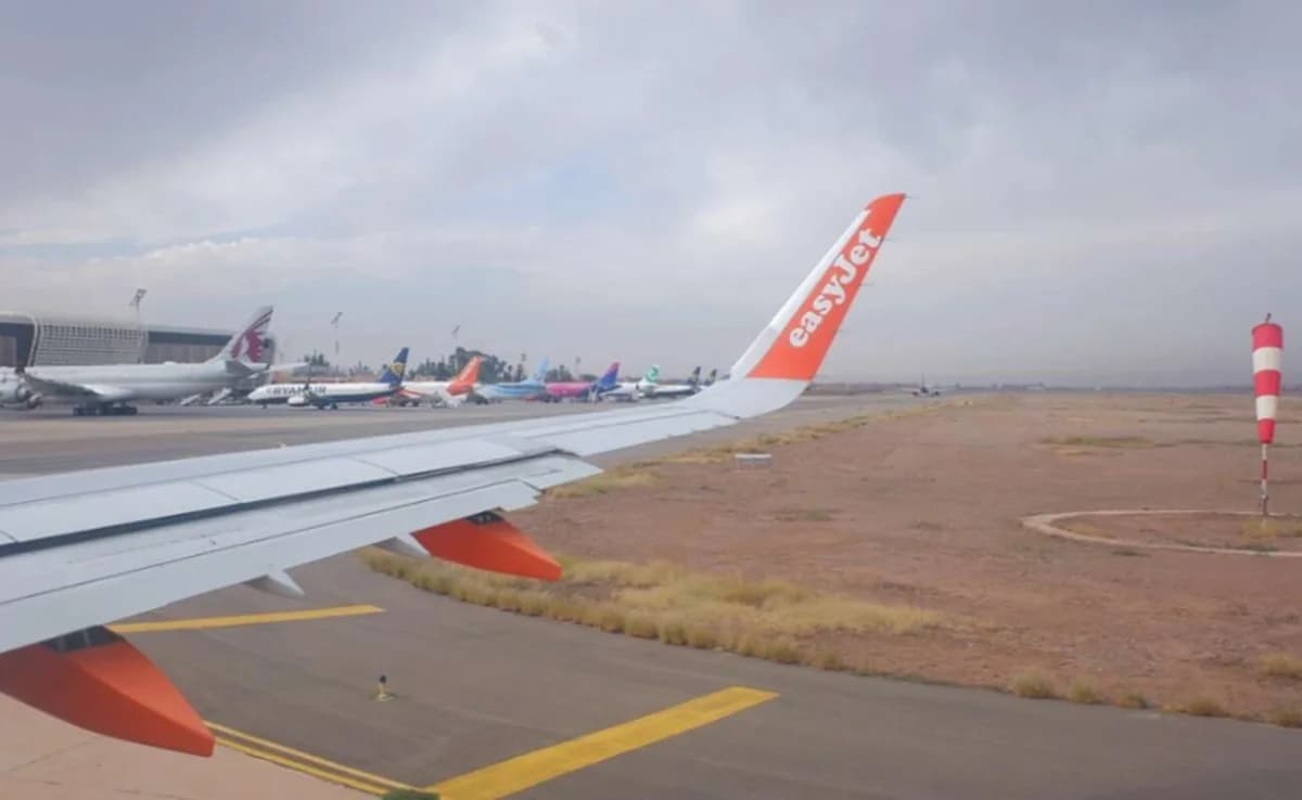 易捷航空飞机在曼彻斯特机场滑行时发生碰撞
