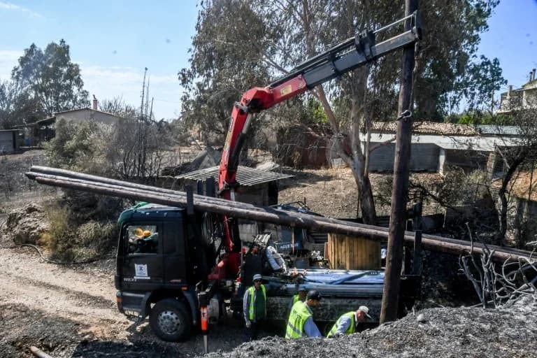 כיוס ואכאיה: בעיות אספקת מים וחשמל נמשכות לאחר השריפות
