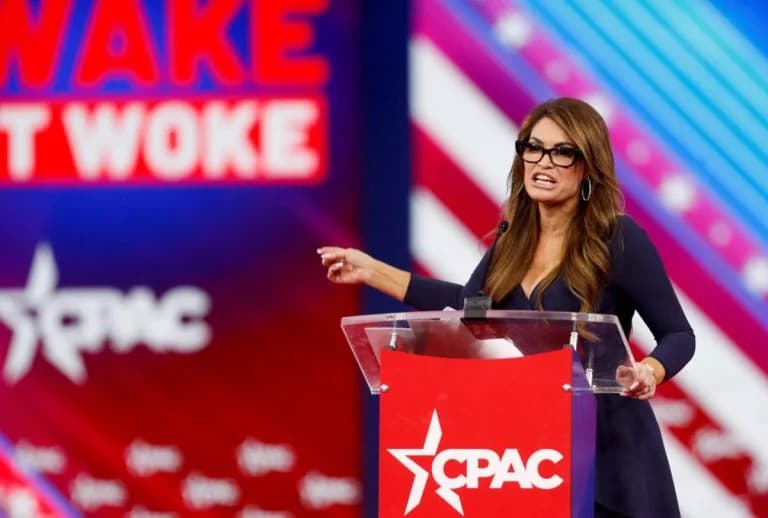 Kimberly Guilfoyle wünscht einen schönen Mariä Himmelfahrt mit griechischem Bild und Lied