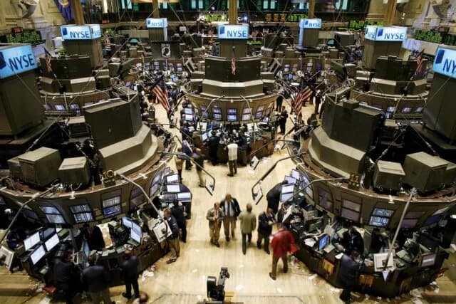 Уолл-стрит растет после увеличения потребительских расходов в США