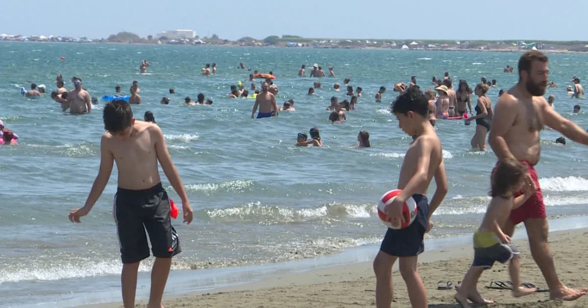 塞浦路斯：8月15日海滩拥挤，山区度假