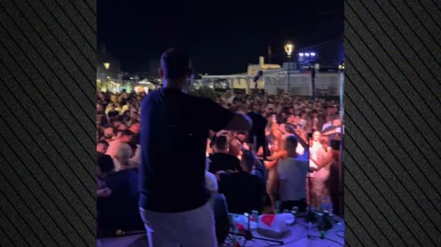 Multitud se reúne en el festival de Panagia Tourliani en Mykonos