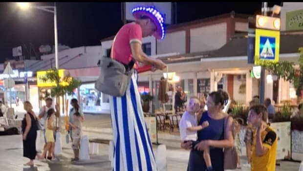 珊瑚湾“街头节”吸引大量游客