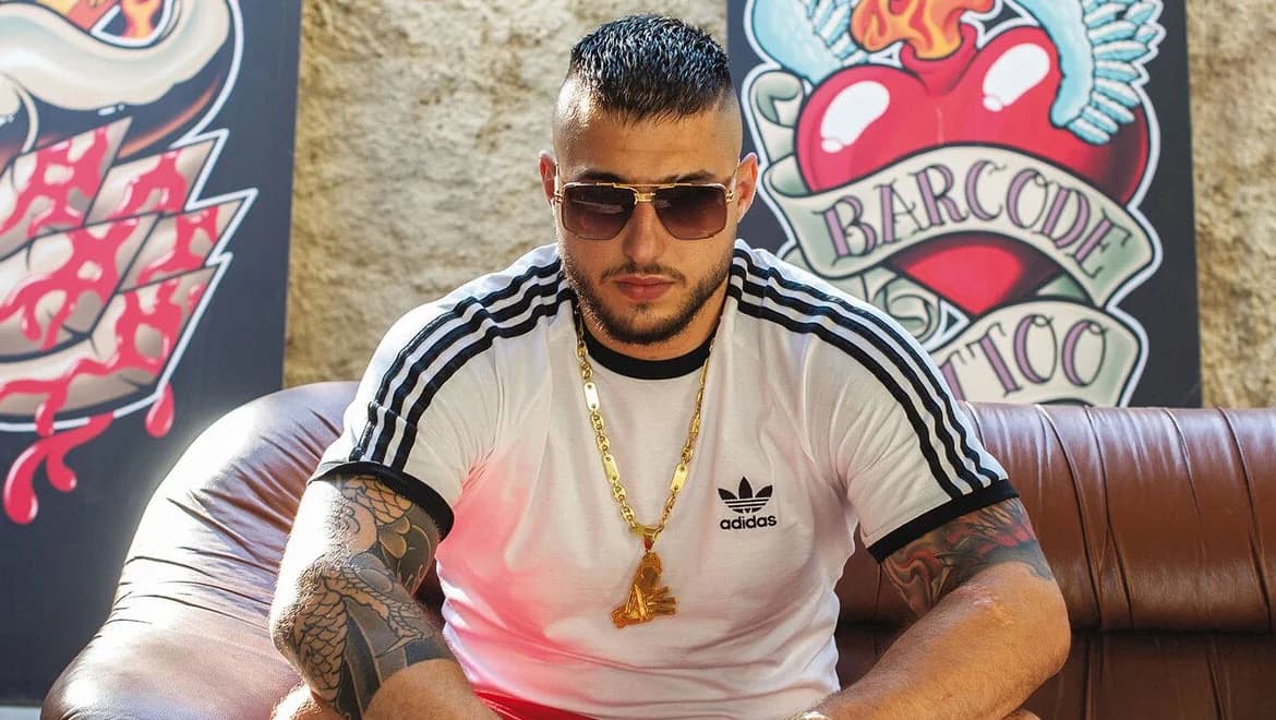 Рэпер Rack разозлился на 15-летнего подростка, пьющего алкоголь на его живом выступлении