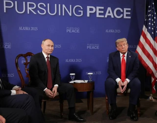 Γλώσσα του σώματος Τραμπ-Πούτιν: «Manspreading», χειραψίες και χαμόγελα